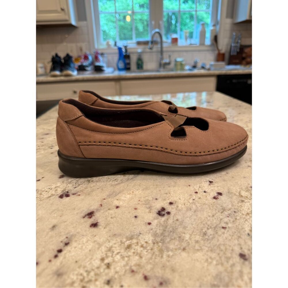 SAS Light Brown Leather Cross Strap Flats sz 9-1/2W NWOT